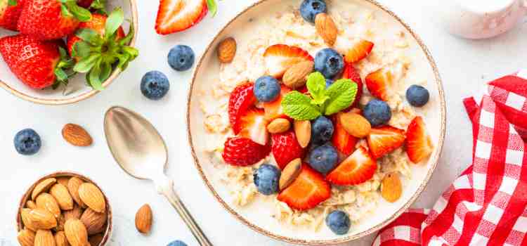 Oatmeal with Fresh Berries and Nuts